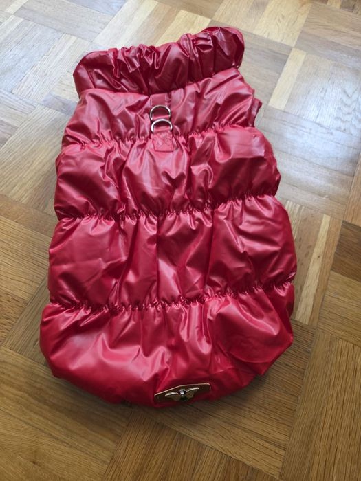 Продавам нови кучешки-дъждобран,елек и зимен гащеризон.