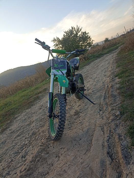 Vând cross 125cc 4tp  2500 lei neg