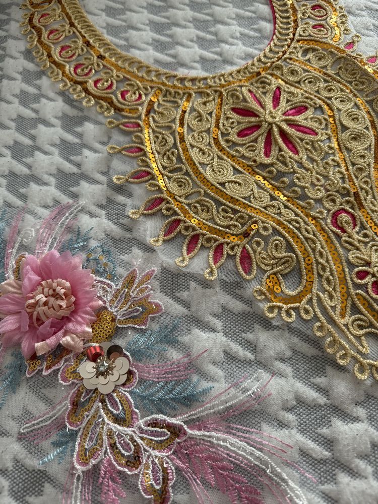 Materiale decorative pentru îmbrăcăminte
