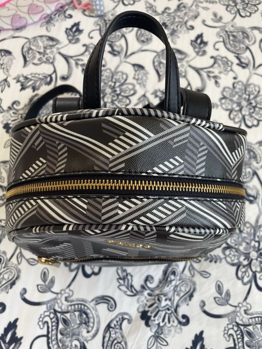 Черна раница Guess