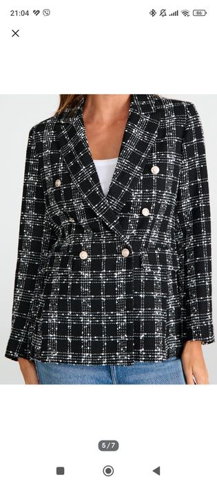 Черно сако със златни копчета