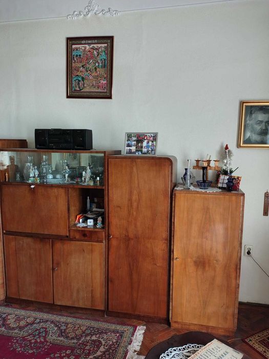 Donez mobila(biblioteca, vitrina).