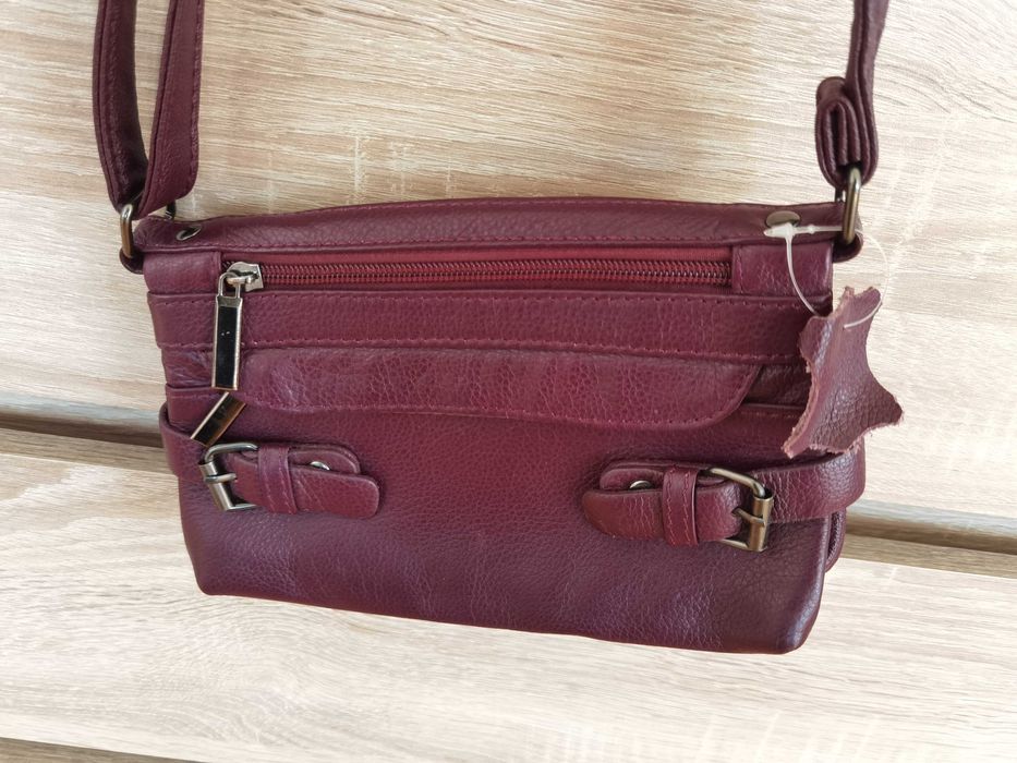 Малка дамска чанта с дълга дръжка