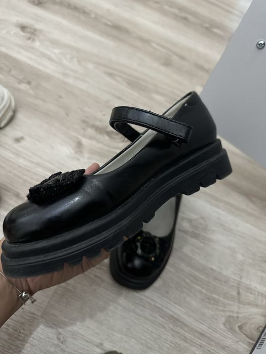 Детские туфли размер 31 с бантиком на липучке