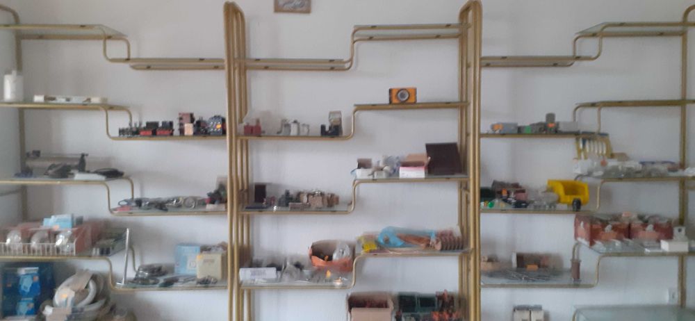 Магазинско оборудване -в добро състояние.