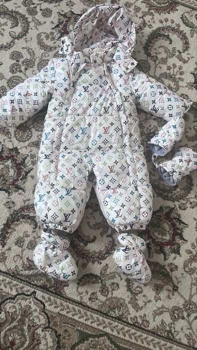 Комбенизон айлық балаға