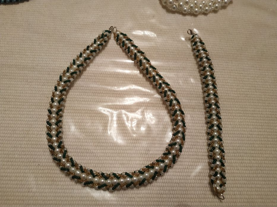 Продаю 2 комплекта из бисероплетения.