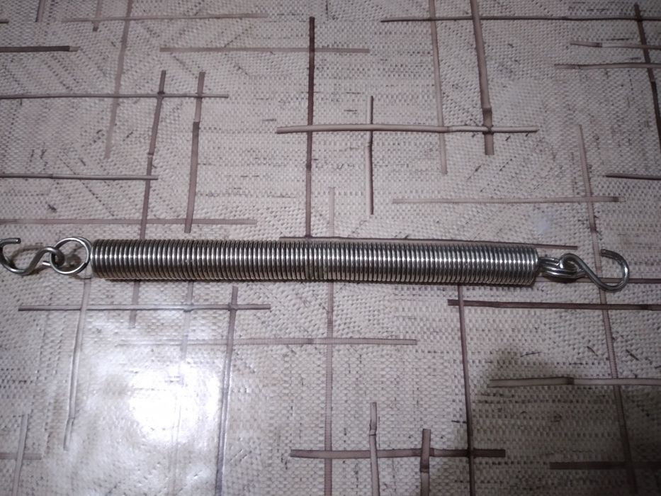 Пружина на двери  новая в хорошем состоянии