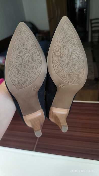 Vând pantofi eleganți