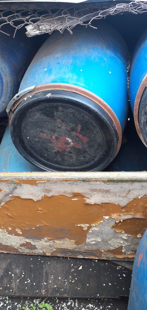 Предлагам бидони ползвани на добра цена.