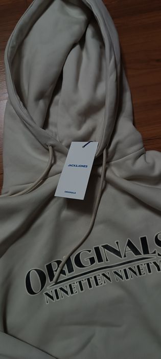 Продавам оригинален суичер на jack Jones originals