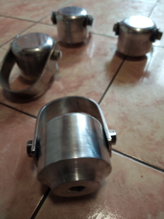 Agățători din inox pentru capac cripta mormant