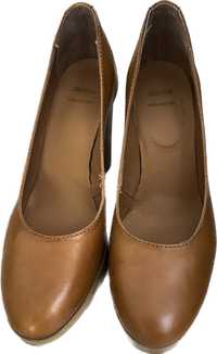 Pantofi Bata, nr. 37, piele naturala. Culoarea maro. 50 de lei.