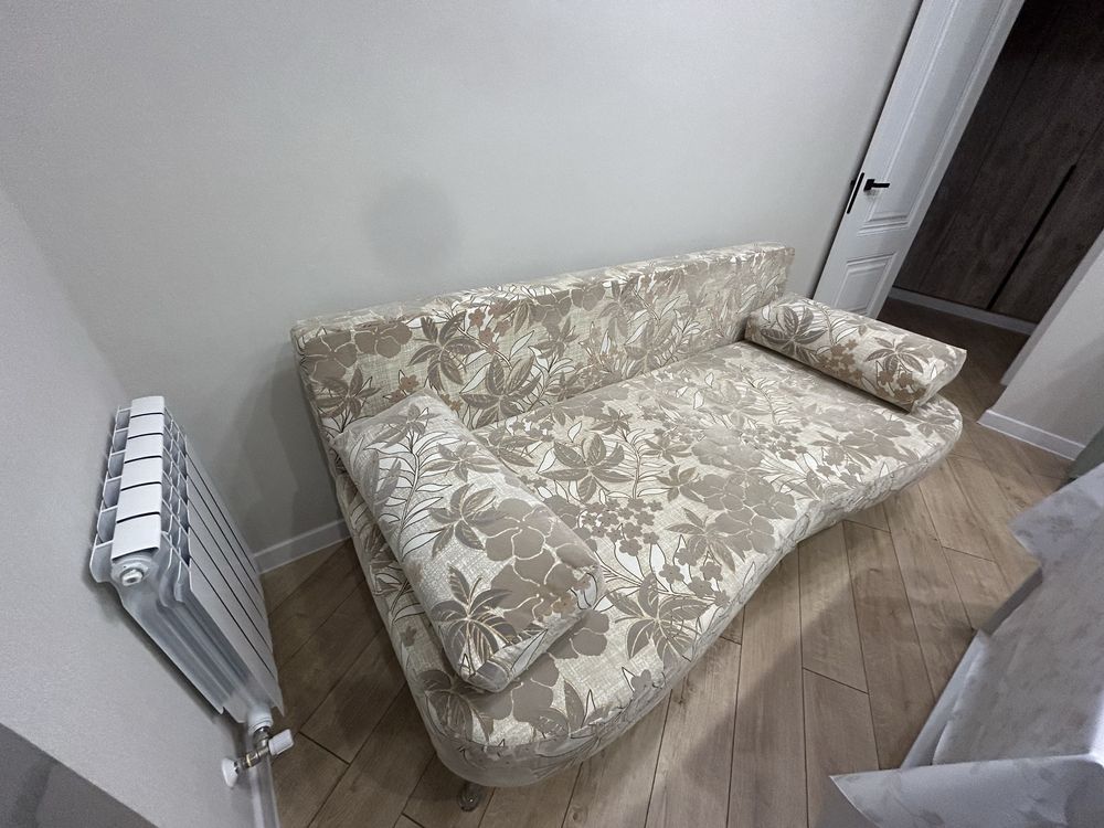 Продам тахту в отличном  состоянии. БЕЗ ТОРГА!