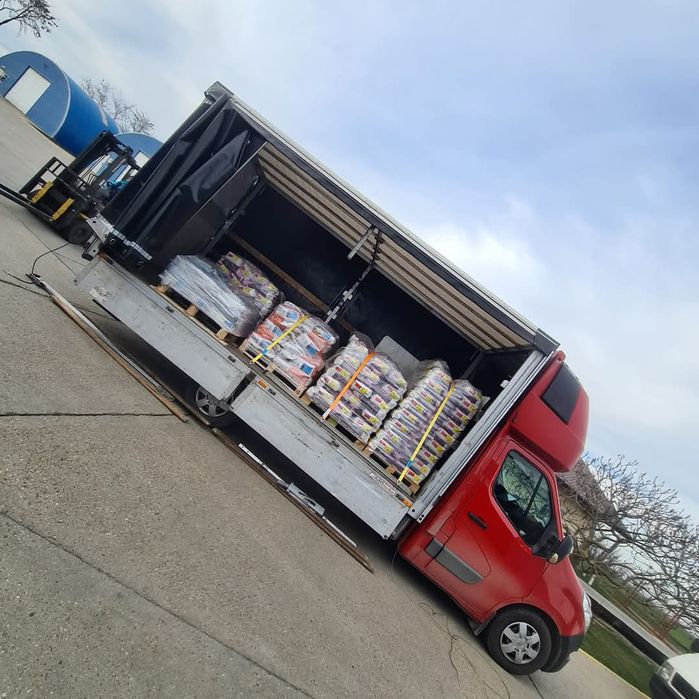 Transport marfă cu dubă prelată și lift hidraulic
Transport