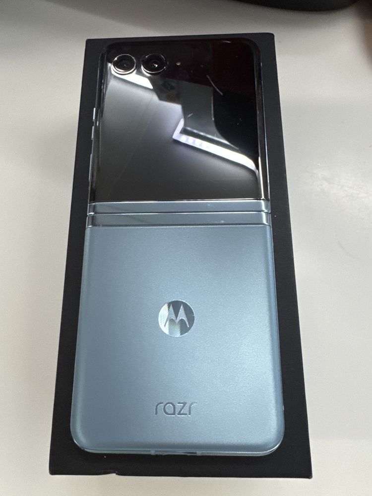 Motorola Razr 40 ultra 256MB blue в гаранция