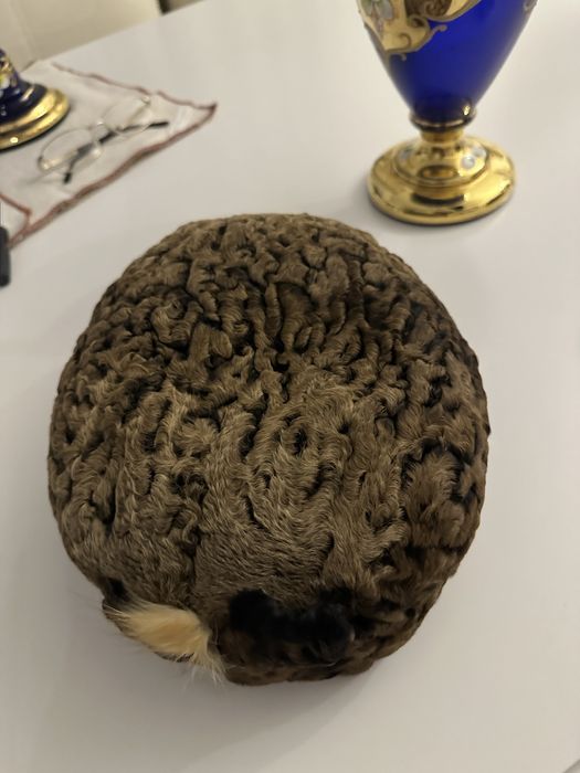 Продаю каракулевые шапки мужкю и женскую