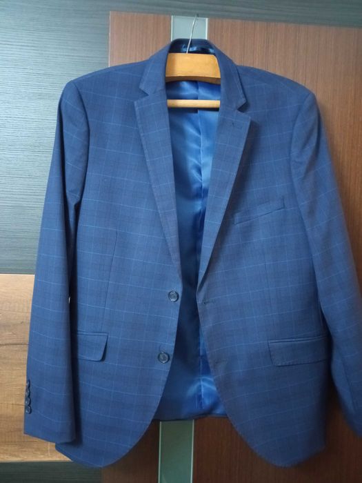 Costum barbat nou cu eticheta