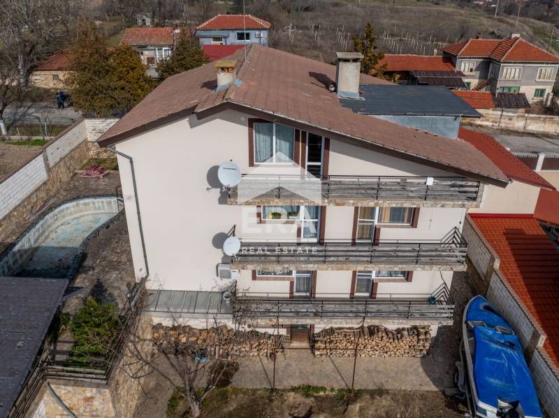 Многофамилна четириетажна къща в с. Басарбово