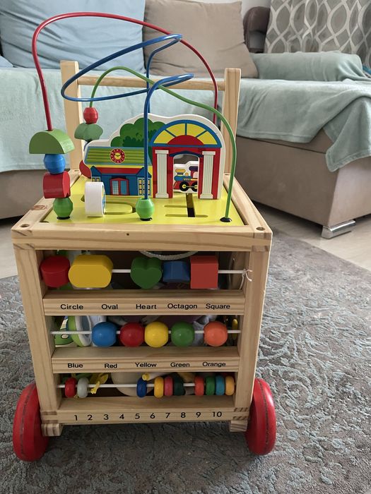 Antemergator cub din lemn interactiv