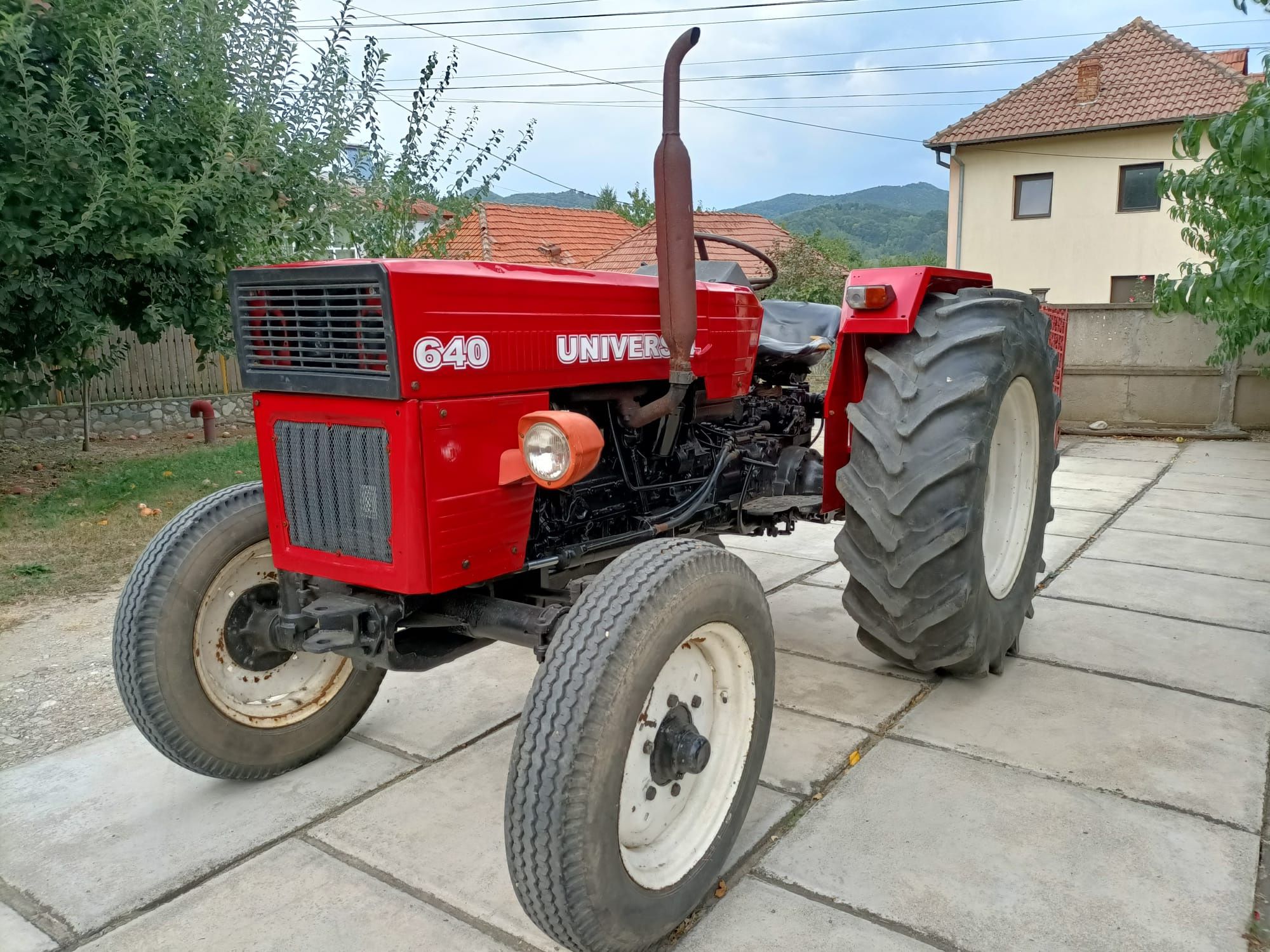 Tractor Universal 640
