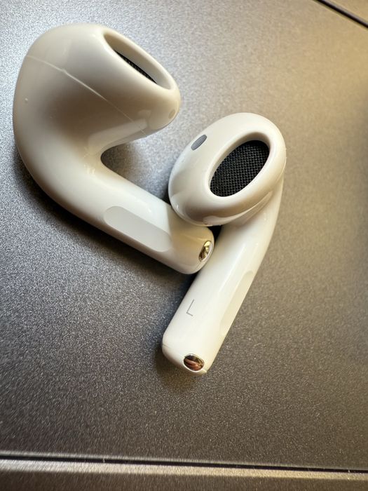 Airpods 4 Active Noise Cancellation