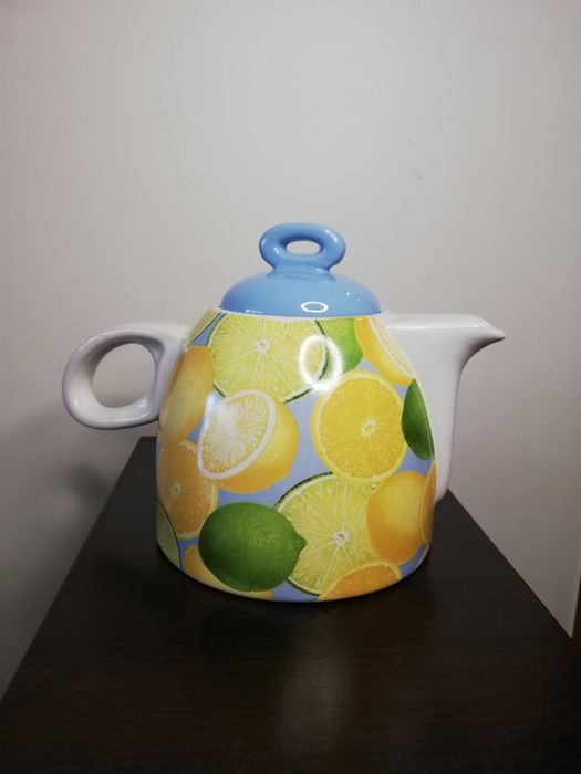 Много красива и сладурска каничка с лимони.