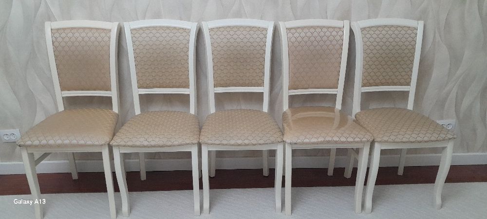 Продам  стулья для гостиной 8 штук.