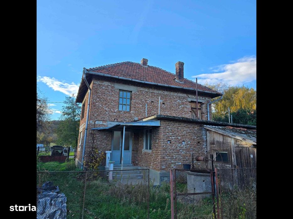Casa de vânzare cu 4 camere și mansardă