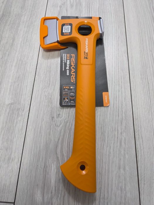 Topor Fiskars X13 din oțel dublu călit
