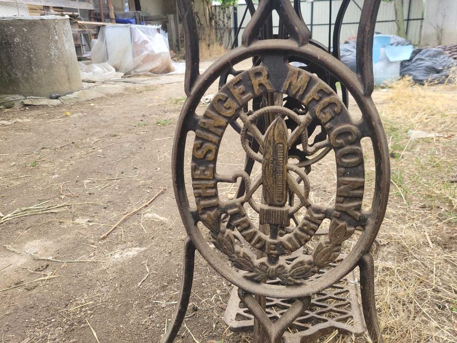 Vând mașina de cusut singer