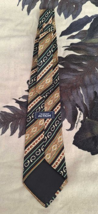 Вратовръзка  Trussardi 100% коприна ,произведена в Италия.