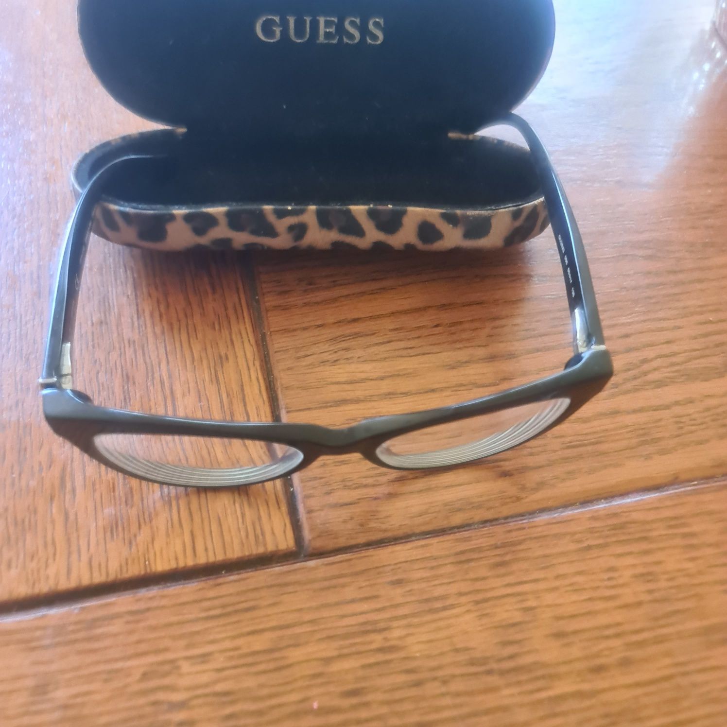 Ochelari guess de vedere.