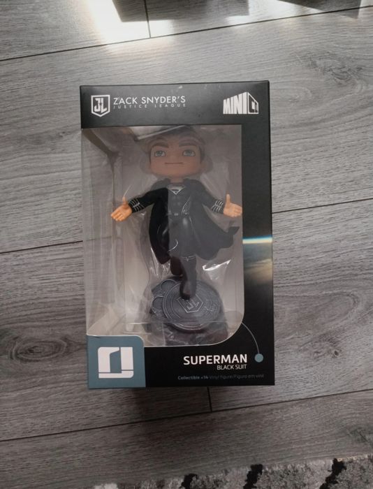 Figurina Superman Black Suit