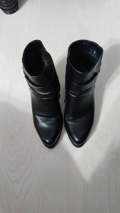 ghete culoare neagra
