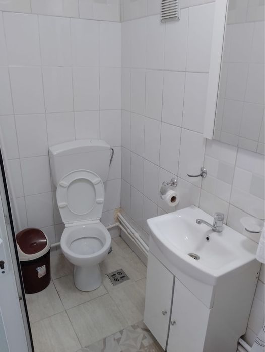 Casa de inchiriat – 3 camere, curte si terasa