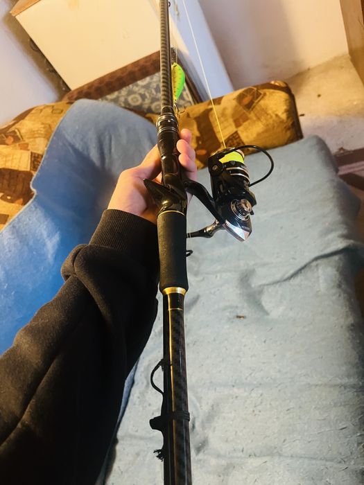 Продавам спидингова въдица за щука със макара и влакно