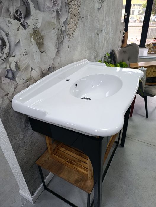 Нова керамична бяла мивка с черни крака