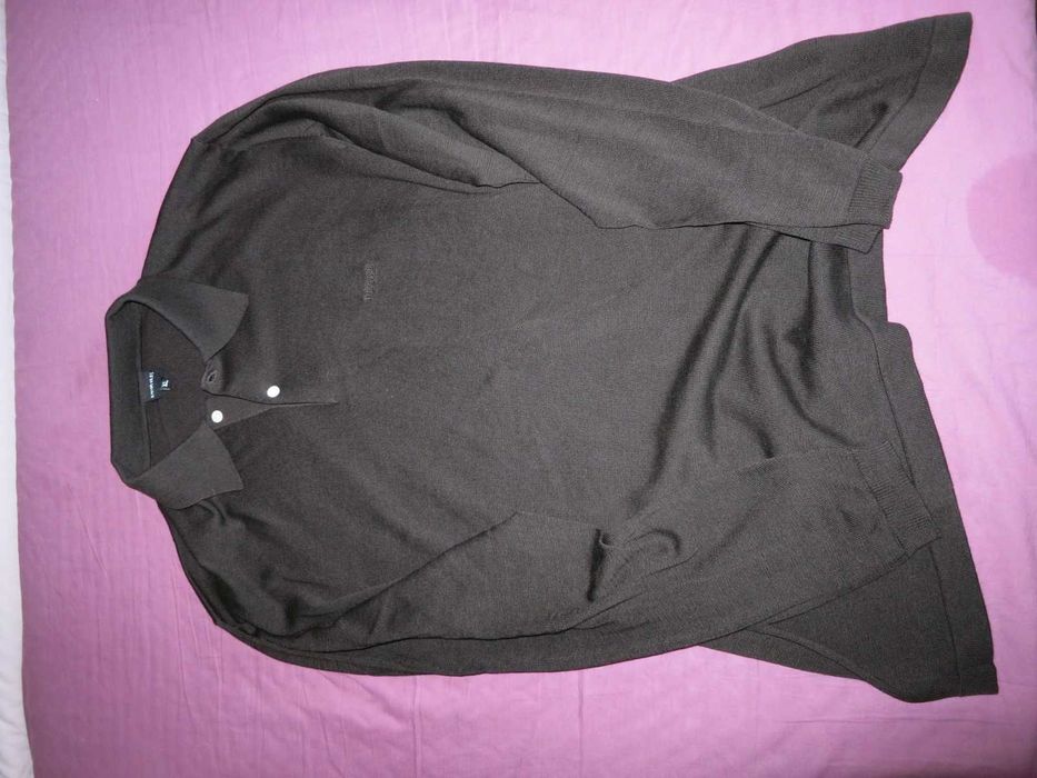 Продавам много стилна и елегантна мъжка блуза.