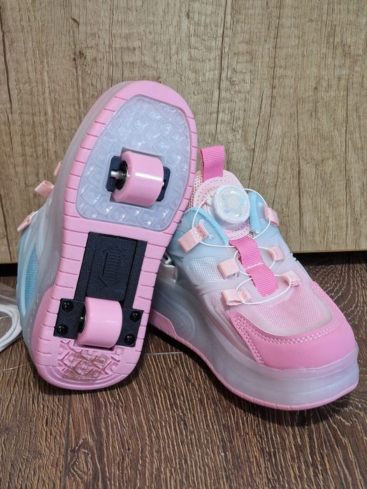 Adidasi cu role detașabile