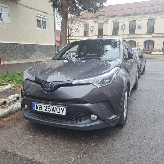 Vând Toyota C-HR hibrid