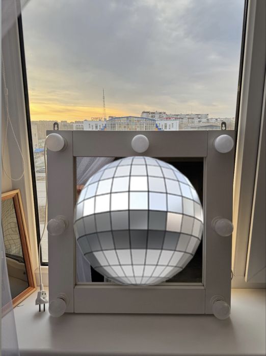 Зеркало и тумба для макияжа