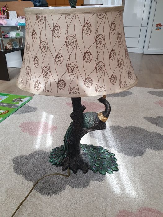 Красива декоративна нощна лампа с крушка и копче. Десен и паун.