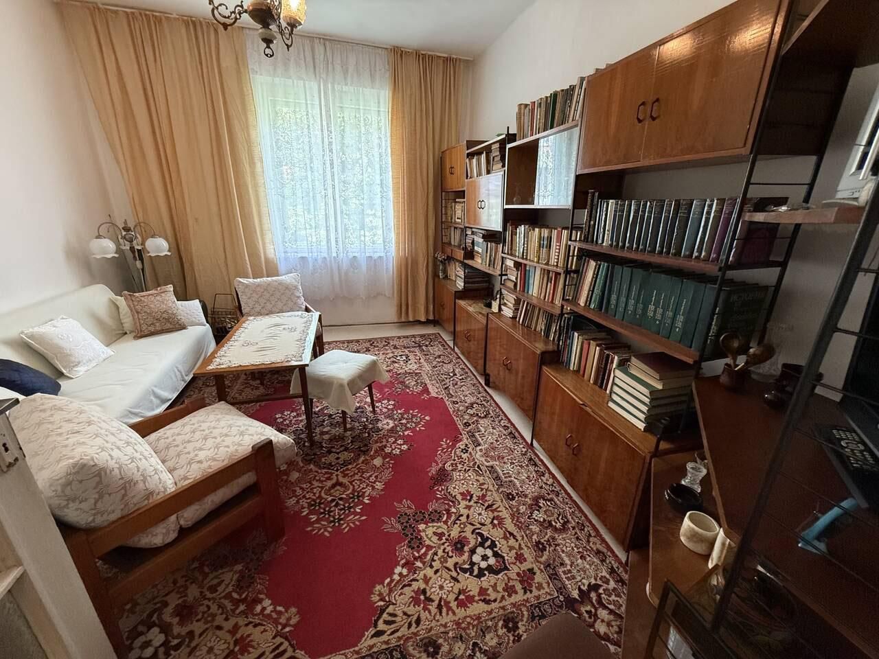 Тристаен, под наем, Център