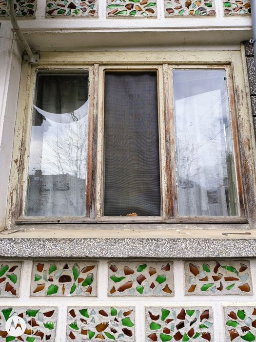 Продавам стара дограма, прозорци и врати, 30 лв, и 70 лв.