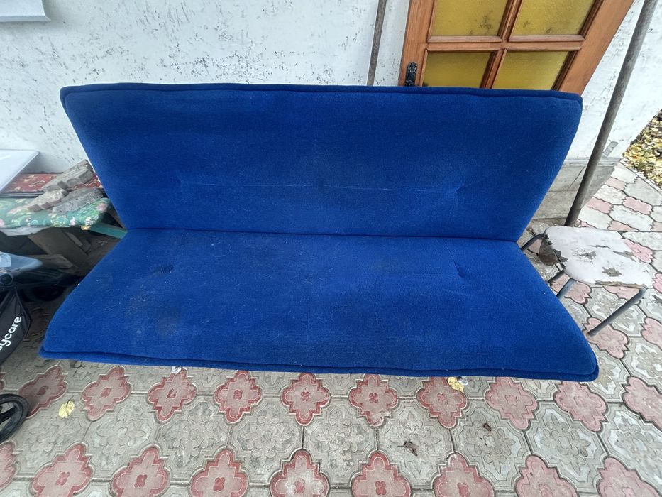 Продам диван синий