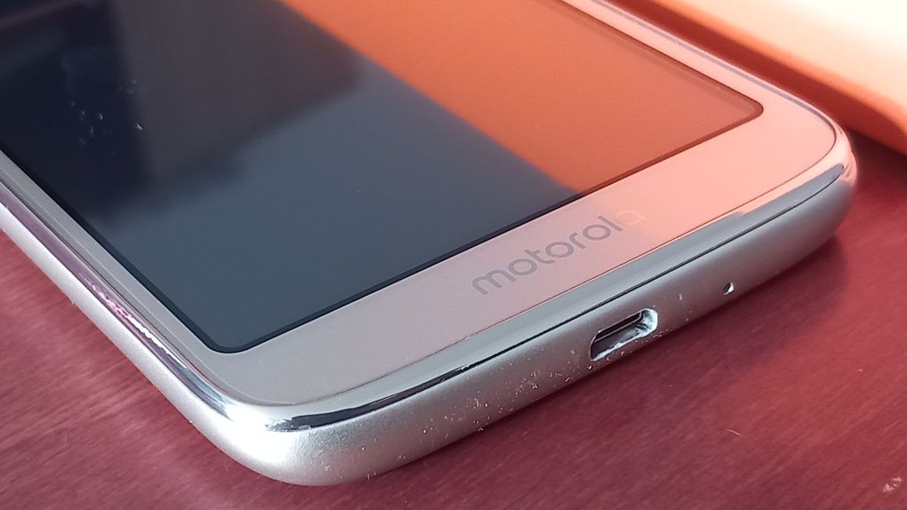 Motorola E5 16GB като нов