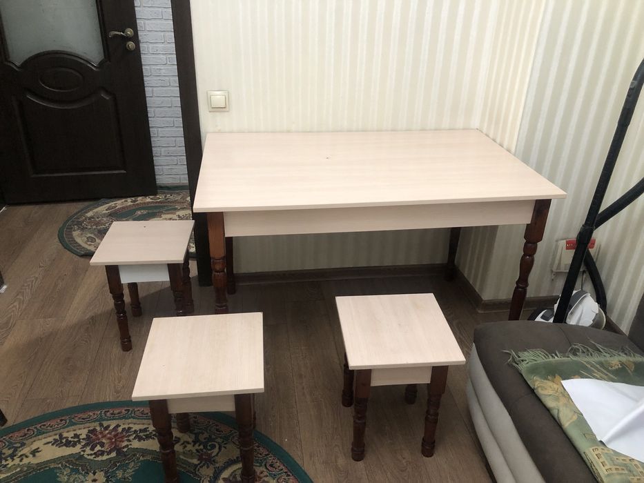 Продается кухонный стол и стулья