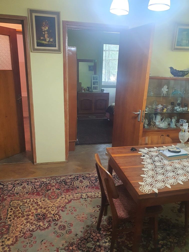 Vînd 2camere tig2 etaj 1  cu 2balcoane geam baie