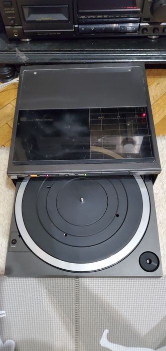 Продавам грамофон Philips